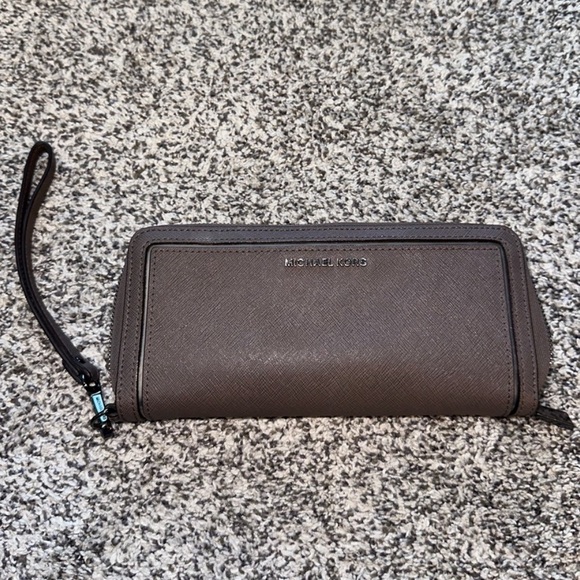 Michael Kors matching purse/wristlet set - Picture 6 of 9